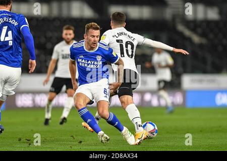 DERBY, INGHILTERRA. 28 OTTOBRE Joe Ralls della città di Cardiff fouls Tom Lawrence della contea di Derby sul bordo della zona durante la partita Sky Bet Championship tra Derby County e Cardiff City al Pride Park, Derby mercoledì 28 ottobre 2020. (Credit: Jon Hobley | MI News) Credit: MI News & Sport /Alamy Live News Foto Stock