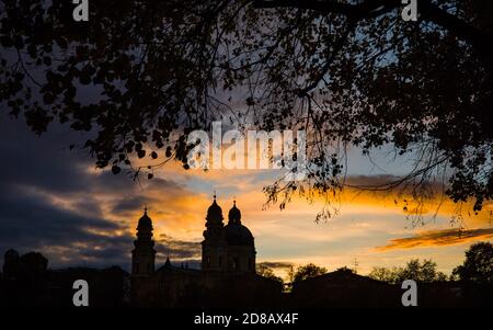 Monaco, Germania. 28 Ott 2020. Il sole tramonta dietro la Theatinerkirche, nel cuore della capitale bavarese. Credit: Peter Kneffel/dpa/Alamy Live News Foto Stock