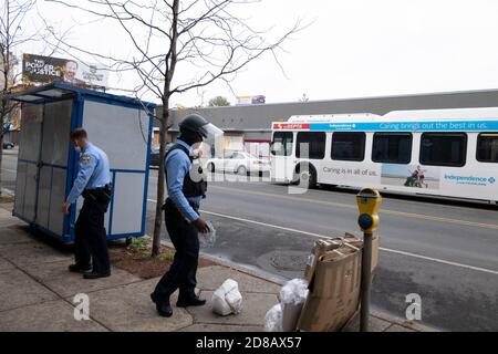 Philadelphia, Pennsylvania, Stati Uniti. 28 ottobre 2020: La polizia di Philadelphia rimuove i detriti in cima ad un bodega che era nel centro della dimostrazione sulla 52nd Street a Philadelphia. I dimostranti protestavano contro le sparatorie e l'uccisione di Walter Wallace Jr. A Philadelphia, Pennsylvania. La Pennsylvania Gov. Tom Wolfe, D-PA ha ordinato nella guardia nazionale e un coprifuoco delle 21:00 inizia mercoledì notte credito: Brian Branch Price/ZUMA Wire/Alamy Live News Foto Stock