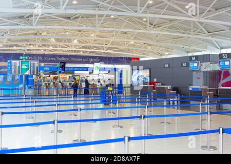 LARNACA, CIPRO - 21 FEBBRAIO 2019: Banchi check-in nel terminal dell'aeroporto internazionale di Larnaca, interni moderni. Cipro Foto Stock