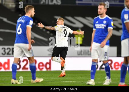 DERBY, INGHILTERRA. 28 OTTOBRE Martyn Waghorn della contea di Derby festeggia dopo aver segnato un obiettivo per farlo 1-0 durante la partita Sky Bet Championship tra Derby County e Cardiff City al Pride Park, Derby mercoledì 28 ottobre 2020. (Credit: Jon Hobley | MI News) Credit: MI News & Sport /Alamy Live News Foto Stock