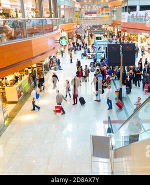 ISTANBUL, Turchia - 16 Marzo 2017: interno della sala partenze nell'aeroporto internazionale di Sabiha Gokcen. Più di 32 milioni di turisti in visita in Turchia un sì Foto Stock