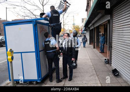 Philadelphia, Pennsylvania, Stati Uniti. 28 ottobre 2020: La polizia di Philadelphia rimuove i detriti in cima ad un bodega che era nel centro della dimostrazione sulla 52nd Street a Philadelphia. I dimostranti protestavano contro le sparatorie e l'uccisione di Walter Wallace Jr. A Philadelphia, Pennsylvania. La Pennsylvania Gov. Tom Wolfe, D-PA ha ordinato nella guardia nazionale e un coprifuoco delle 21:00 inizia mercoledì notte credito: Brian Branch Price/ZUMA Wire/Alamy Live News Foto Stock