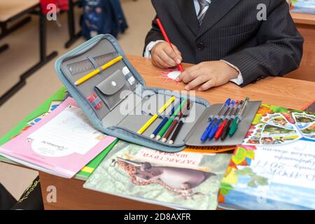 ST. PETERSBURG, RUSSIA-1° SETTEMBRE 2015: Ragazzo della scuola elementare siede alla prima lezione alla scrivania. La Giornata della conoscenza è il giorno in cui inizia tradizionalmente l'anno scolastico Foto Stock