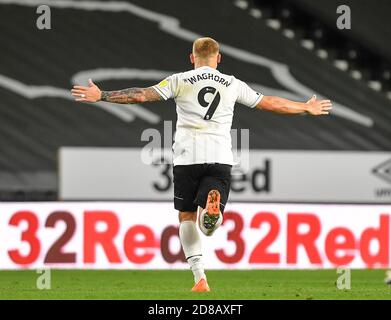 DERBY, INGHILTERRA. 28 OTTOBRE Martyn Waghorn della contea di Derby festeggia dopo aver segnato un obiettivo per farlo 1-0 durante la partita Sky Bet Championship tra Derby County e Cardiff City al Pride Park, Derby mercoledì 28 ottobre 2020. (Credit: Jon Hobley | MI News) Credit: MI News & Sport /Alamy Live News Foto Stock