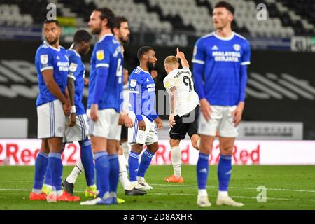 DERBY, INGHILTERRA. 28 OTTOBRE Martyn Waghorn della contea di Derby festeggia dopo aver segnato un obiettivo per farlo 1-0 durante la partita Sky Bet Championship tra Derby County e Cardiff City al Pride Park, Derby mercoledì 28 ottobre 2020. (Credit: Jon Hobley | MI News) Credit: MI News & Sport /Alamy Live News Foto Stock