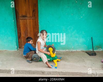 Una sorella più anziana gioca con il fratello più giovane Foto Stock