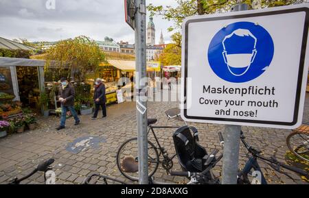 Monaco, Germania. 28 Ott 2020. Un segno con l'iscrizione 'Maskspflicht - coprire la bocca e il naso!' Si trova all'entrata del Viktualienmarkt nel centro della città. Credit: Peter Kneffel/dpa/Alamy Live News Foto Stock