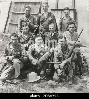 Il team di Free Rifle degli Stati Uniti, vincitori delle partite internazionali di Anversa, Belgio, che arriverà a New York il 23 agosto, circa il 1921. Foto Stock