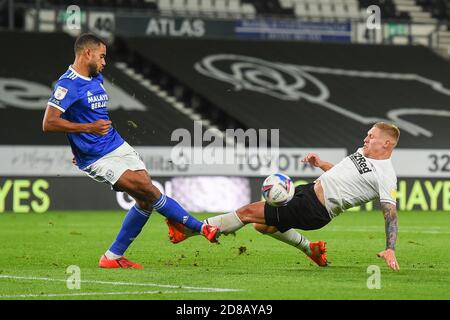 DERBY, INGHILTERRA. 28 OTTOBRE Curtis Nelson della città di Cardiff affronta Martyn Waghorn della contea di Derby durante la partita del campionato Sky Bet tra la contea di Derby e la città di Cardiff al Pride Park, Derby mercoledì 28 Ottobre 2020. (Credit: Jon Hobley | MI News) Credit: MI News & Sport /Alamy Live News Foto Stock