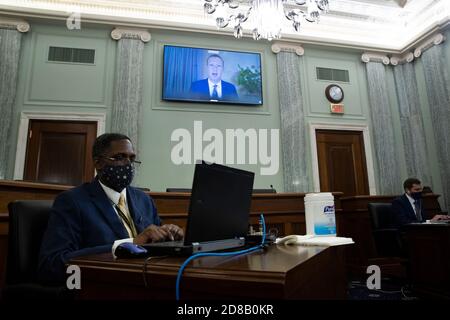 Il CEO di Facebook Mark Zuckerberg appare su un monitor come egli testimonia a distanza durante il Senato Commercio, Scienza, e Comitato dei Trasporti audizione 'Dos Sezione 230's spazzare l'immunità Enable Big Tech Bad Behavior?', a Capitol Hill a Washington, DC, USA, 28 ottobre 2020. CEO di Twitter Jack Dorsey; CEO di Alphabet Inc. E la sua filiale Google LLC, Sundar Pichai; e CEO di Facebook Mark Zuckerberg tutti testimoniano praticamente all'udienza. La sezione 230 della legge sulla decenza delle comunicazioni garantisce che le società tecnologiche non possono essere adite per contenuti sulle loro piattaforme, ma i departmen della giustizia Foto Stock