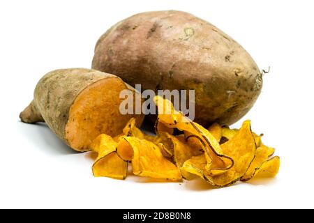 Sweet potato chips isolati su sfondo bianco Foto Stock