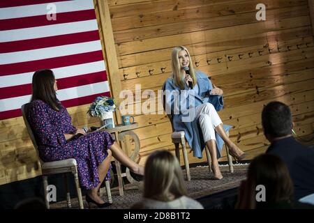 Charlotte, Stati Uniti. 28 Ott 2020. White House Senior Adviser Ivanka Trump e l'ex Segretario alla stampa della Casa Bianca Sarah Huckabee Sanders campagna per il presidente Donald Trump a Alexander Homestead a Charlotte, North Carolina, mercoledì 28 ottobre 2020. Il candidato repubblicano Donald Trump e l’ex vice presidente del candidato democratico Joe Biden stanno facendo una campagna elettorale negli ultimi giorni prima delle elezioni presidenziali del 2020, il 3 novembre. Foto di al Drago/UPI Credit: UPI/Alamy Live News Foto Stock