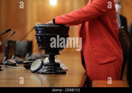 Bucarest, Romania - 27 ottobre 2020: Dettagli con la donna rumena MPs casting un voto segreto con palline nere e bianche (Blackballing) in nero e wh Foto Stock