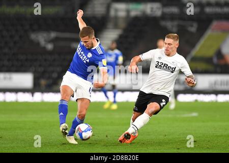 DERBY, INGHILTERRA. IL 28 OTTOBRE Martyn Waghorn della contea di Derby chiude Will Vaulks della città di Cardiff durante la partita del campionato Sky Bet tra la contea di Derby e la città di Cardiff al Pride Park, Derby mercoledì 28 ottobre 2020. (Credit: Jon Hobley | MI News) Credit: MI News & Sport /Alamy Live News Foto Stock