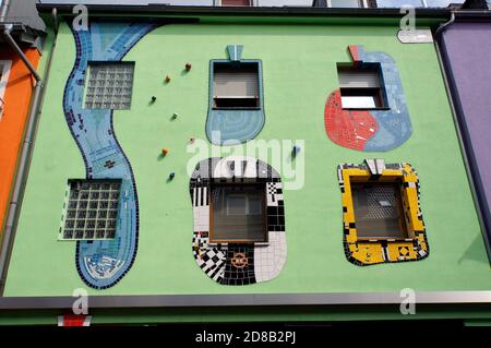 Bunte Fassaden in einer Wohnstraße, Köln, Nordrhein-Westfalen, Deutschland Foto Stock