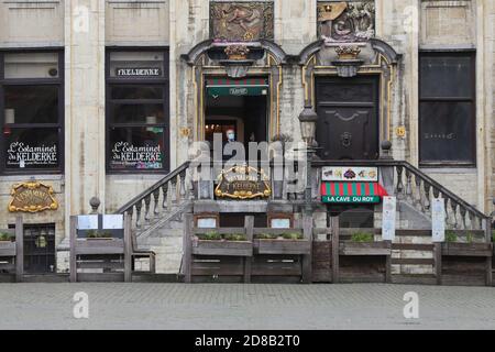 Bruxelles, Belgio. 28 Ott 2020. Un membro dello staff che indossa una maschera si trova in un ristorante a Bruxelles, in Belgio, il 28 ottobre 2020. L'istituto di salute belga Sciensano ha rilasciato mercoledì la cifra di morte COVID-19 di 104 registrata il lunedì, il numero più alto giornaliero dall'inizio della seconda ondata. Credit: Zheng Huansong/Xinhua/Alamy Live News Foto Stock