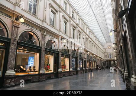 Bruxelles, Belgio. 28 Ott 2020. Poche persone sono viste alla Galleria reale di Saint Hubert a Bruxelles, Belgio, il 28 ottobre 2020. L'istituto di salute belga Sciensano ha rilasciato mercoledì la cifra di morte COVID-19 di 104 registrata il lunedì, il numero più alto giornaliero dall'inizio della seconda ondata. Credit: Zheng Huansong/Xinhua/Alamy Live News Foto Stock