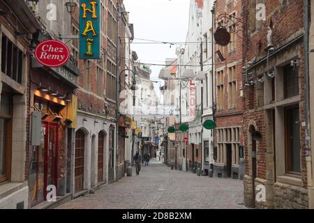 Bruxelles, Belgio. 28 Ott 2020. La gente cammina su una strada dove la maggior parte dei ristoranti e bar sono chiusi a Bruxelles, Belgio, il 28 ottobre 2020. L'istituto di salute belga Sciensano ha rilasciato mercoledì la cifra di morte COVID-19 di 104 registrata il lunedì, il numero più alto giornaliero dall'inizio della seconda ondata. Credit: Zheng Huansong/Xinhua/Alamy Live News Foto Stock