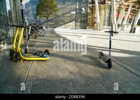 Milano - 10/28/2020: Abbandonati scooter elettrici nel quartiere porta Nuova di Milano Foto Stock