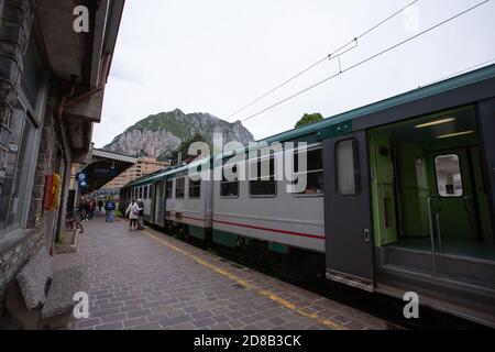 Treno Trenitalia con porta aperta in attesa alla stazione di Lecco Foto Stock
