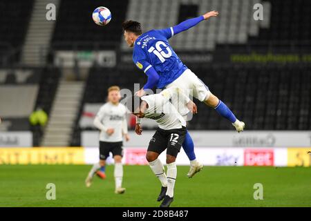 DERBY, INGHILTERRA. 28 OTTOBRE Kieffer Moore di Cardiff City sale su Nathan Byrne della contea di Derby durante la partita del campionato Sky Bet tra Derby County e Cardiff City al Pride Park, Derby mercoledì 28 ottobre 2020. (Credit: Jon Hobley | MI News) Credit: MI News & Sport /Alamy Live News Foto Stock