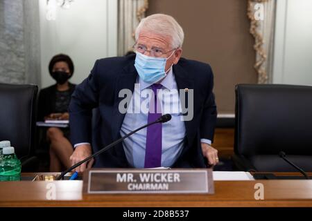 Il presidente del Comitato del Senato per il Commercio, la Scienza e i Trasporti Roger Wicker partecipa al Comitato del Senato per il Commercio, la Scienza e i Trasporti, ascoltando "il comportamento cattivo della Big Tech della Sezione 230 di Sweep Immunity Enable?", su Capitol Hill a Washington, DC, USA il 28 ottobre 2020. CEO di Twitter Jack Dorsey; CEO di Alphabet Inc. E la sua filiale Google LLC, Sundar Pichai; e CEO di Facebook Mark Zuckerberg tutti testimoniano praticamente all'udienza. La sezione 230 del Communications Decency Act garantisce che le società tecnologiche non possono essere adite per contenuti sulle loro piattaforme, ma la giustizia Foto Stock