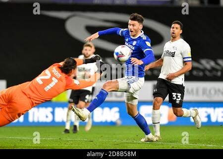 DERBY, INGHILTERRA. IL 28 OTTOBRE Kelle Roos della contea di Derby prende il pallone in chiaro di Kieffer Moore della città di Cardiff durante la partita Sky Bet Championship tra la contea di Derby e la città di Cardiff al Pride Park, Derby mercoledì 28 ottobre 2020. (Credit: Jon Hobley | MI News) Credit: MI News & Sport /Alamy Live News Foto Stock