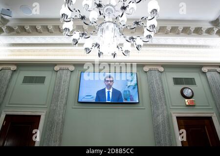 Il CEO di Alphabet Inc. E la sua filiale Google LLC, Sundar Pichai, appare su un monitor come egli testimonia a distanza durante il Senato Commercio, Scienza, e Trasporti Comitato di audizione 'Dos Sezione 230 's spazzare Immunity Enable Big Tech Bad Behavior?', su Capitol Hill a Washington, DC, USA il 28 ottobre 2020. CEO di Twitter Jack Dorsey; CEO di Alphabet Inc. E la sua filiale Google LLC, Sundar Pichai; e CEO di Facebook Mark Zuckerberg tutti testimoniano praticamente all'udienza. La sezione 230 del Communications Decency Act garantisce che le società tecnologiche non possono essere adite per contenuti su thei Foto Stock