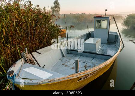 Piccole barche da pesca in piccolo molo a Zalew Wislany in Katy Rybackie Foto Stock