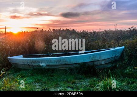 Piccole barche da pesca in piccolo molo a Zalew Wislany in Katy Rybackie Foto Stock