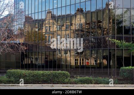 Riflessione di Parkside Terrace nelle finestre dello Scottish Widows Building su Dalkeith Road, Edimburgo, Scozia, Regno Unito. Foto Stock