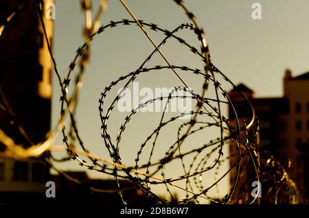 Un filo spinato in prigione. Filo spinato contro il cielo Foto Stock