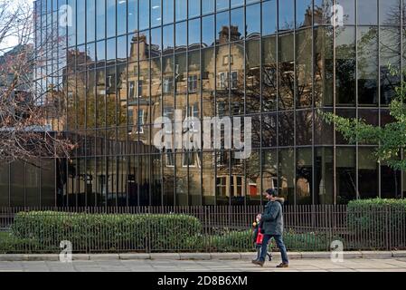 Riflessione di Parkside Terrace nelle finestre dello Scottish Widows Building su Dalkeith Road, Edimburgo, Scozia, Regno Unito. Foto Stock