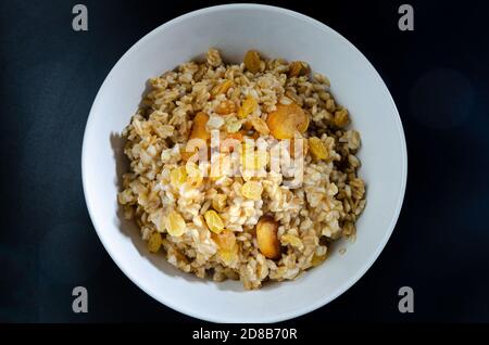 bellissima foto di farinata d'avena con vista sulla frutta secca dall'alto Foto Stock