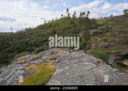 Vila de Rei paesaggio bellissimo paesaggio naturale con cascate e alberi verdi e gialli, in Portogallo Foto Stock