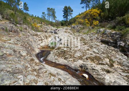 Vila de Rei paesaggio bellissimo paesaggio naturale con cascate e alberi verdi e gialli, in Portogallo Foto Stock