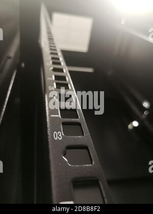 Primo piano di frammenti di rack industriale da 19" (rack da 19") per apparecchiature o server di telecomunicazione Foto Stock