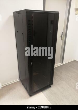 Rack industriale vuoto da 19" (rack da 19") per apparecchiature o server di telecomunicazione Foto Stock