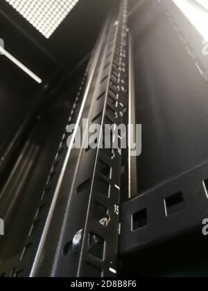 Primo piano di frammenti di rack industriale da 19" (rack da 19") per apparecchiature o server di telecomunicazione Foto Stock