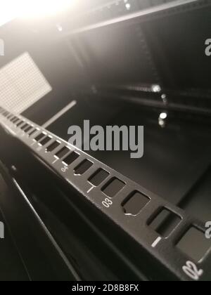 Primo piano di frammenti di rack industriale da 19" (rack da 19") per apparecchiature o server di telecomunicazione Foto Stock