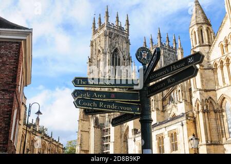 York, Regno Unito, inghilterra, 24-10-2020, segno di informazioni turistiche nella città di York, con la cattedrale di york in background Foto Stock