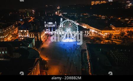 Podil Ferris Wheel punto di riferimento nel centro storico della città di Kiev, Ucraina Foto Stock