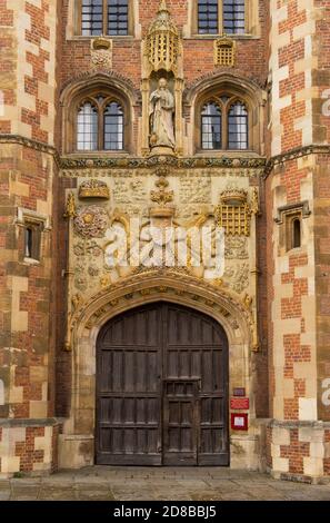 L'entrata principale della St John's College Chapel. Cambridge, Inghilterra Foto Stock