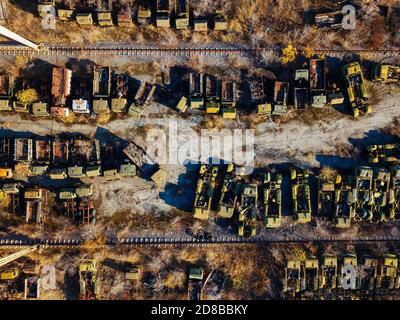 Vecchie auto militari russe arrugginite rotte per rottami di metallo, vista dall'alto Foto Stock