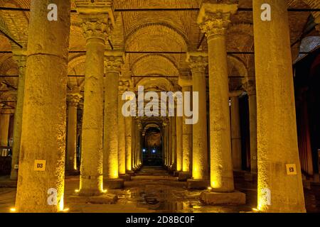 Cisterna sotterranea della basilica a Istanbul Foto Stock