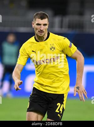 Dortmund, Germania. 28 Ott 2020. Calcio: Champions League, Borussia Dortmund - Zenit San Pietroburgo, palco di gruppo, Gruppo F, giorno 2 al Signal Iduna Park. Dortmund Thomas Meunier. Credit: Bernd Thissen/dpa/Alamy Live News Foto Stock