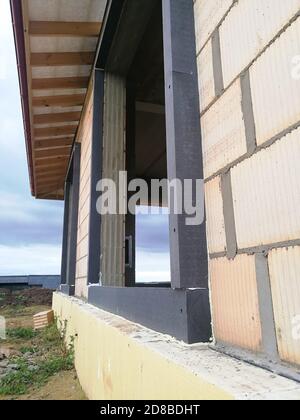 Telaio isolante termico nero per l'installazione di finestre in casa a. cantiere Foto Stock