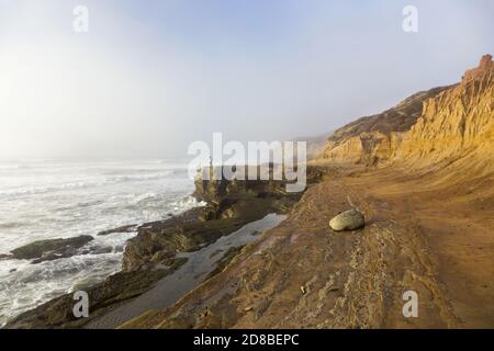Misty California del sud costa dell'oceano Pacifico e Tide Pools Spiaggia sopra arenaria erosa Sunset Cliffs Landscape a Point Loma, San Diego Foto Stock