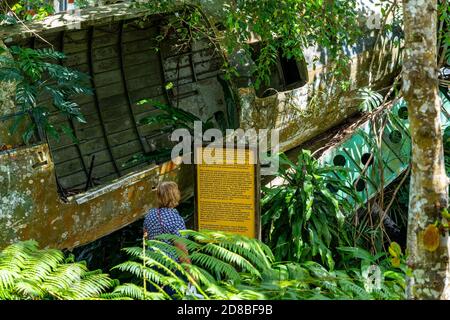 Relitto dell'aereo da carico C-47 in esposizione al Kuranda Heritage Markets, Atherton Tablelands, North Queensland, Australia Foto Stock